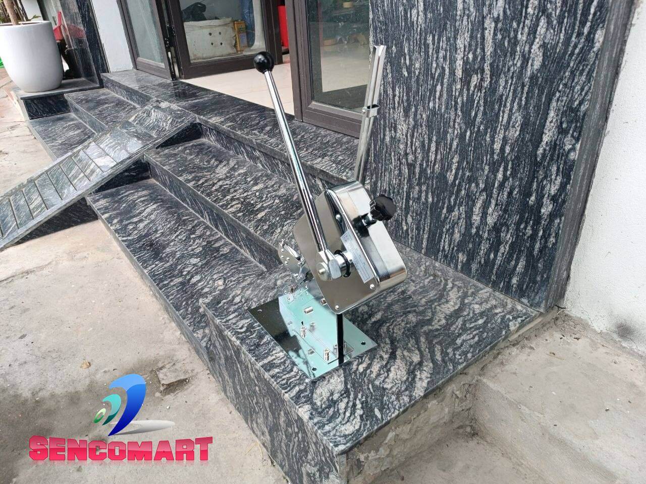 Máy kẹp chì xúc xích